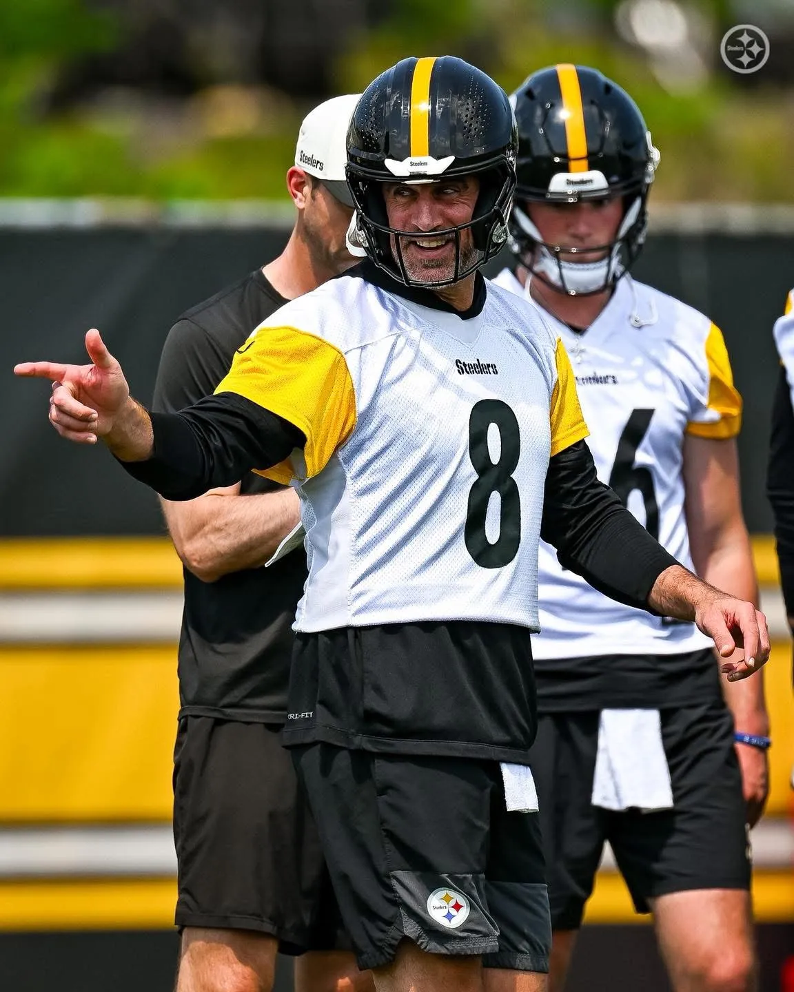 ¡No cuelga los tenis! Rodgers un año a Steelers