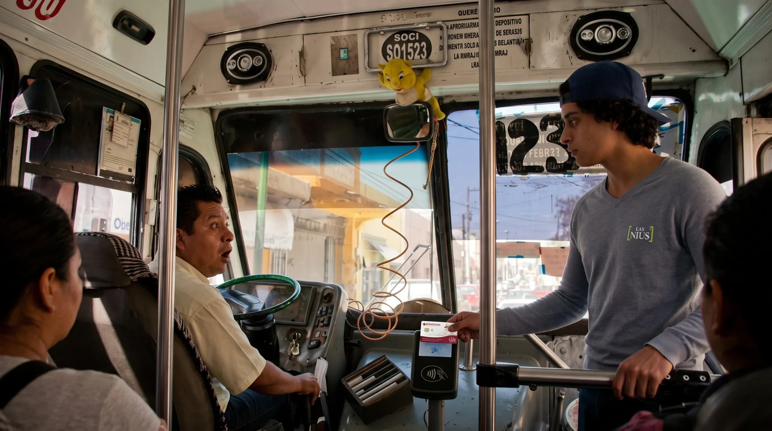 Seis valientes al día sostienen la tarjeta del taxibús