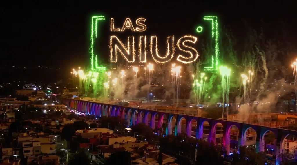 Fuegos artificiales iluminando el acueducto de Querétaro por la noche