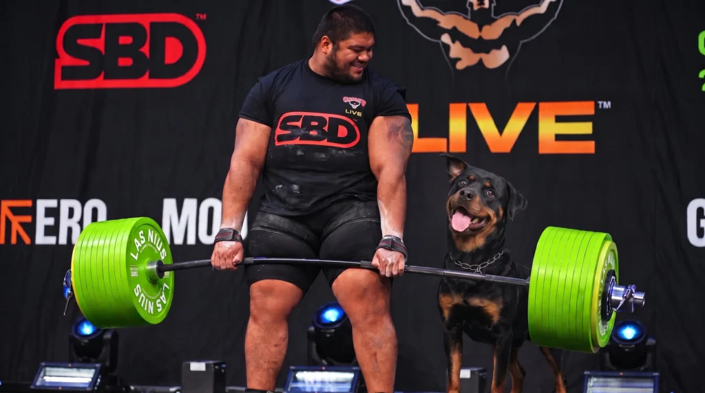 Levantador de pesas queretano Tayzon Flores compitiendo en un evento de powerlifting SBD