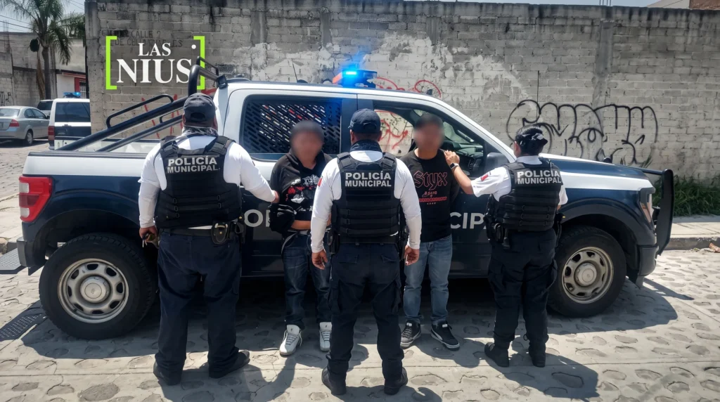 Detenidos junto a una camioneta Chevrolet asegurada por la Fiscalía de Querétaro