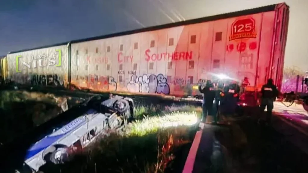Vagón de tren detenido de noche con presencia policial tras un choque en Atongo, Querétaro